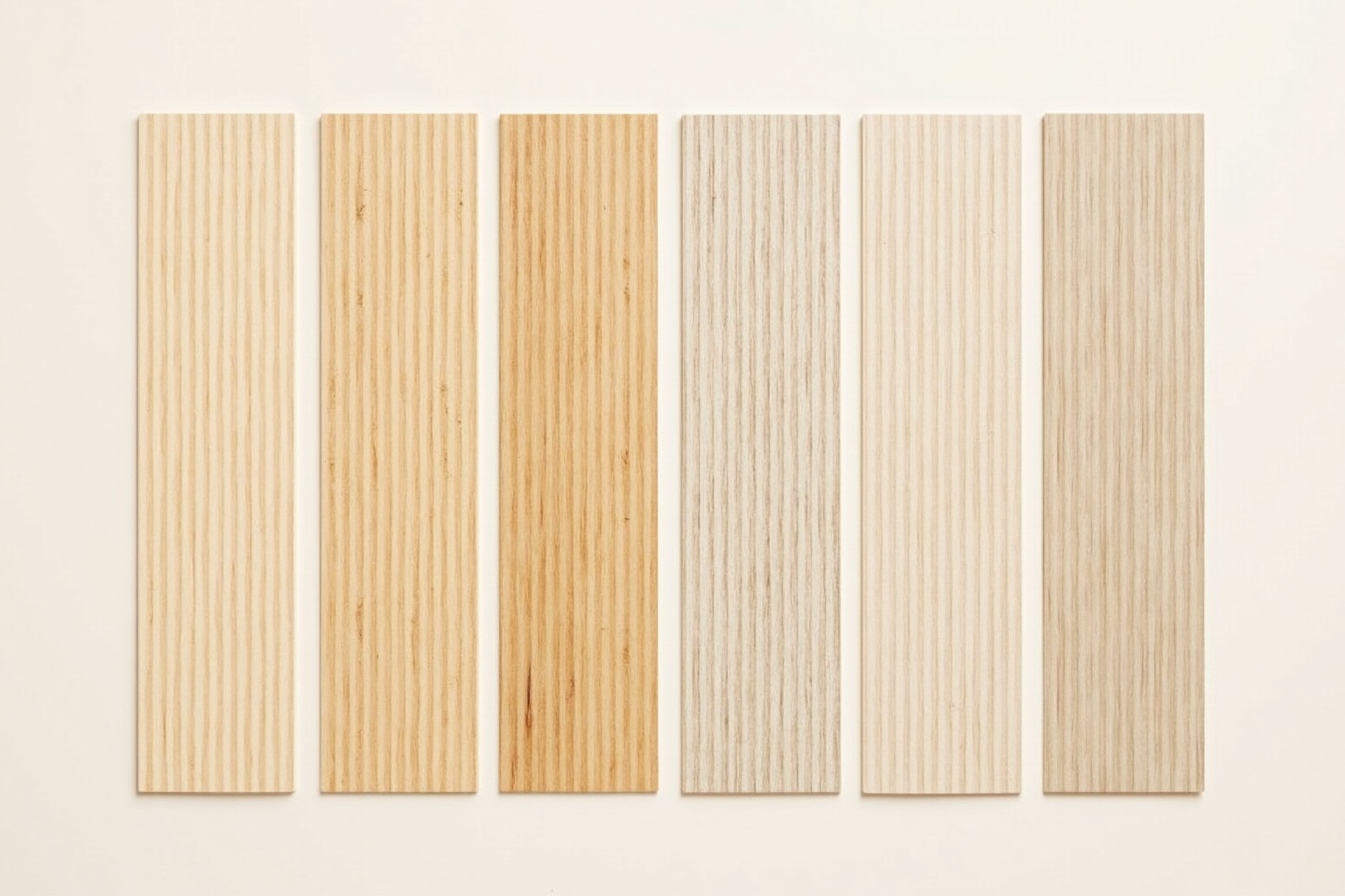 Handwerker verlegt Parkettboden in einem hellen Wohnzimmer