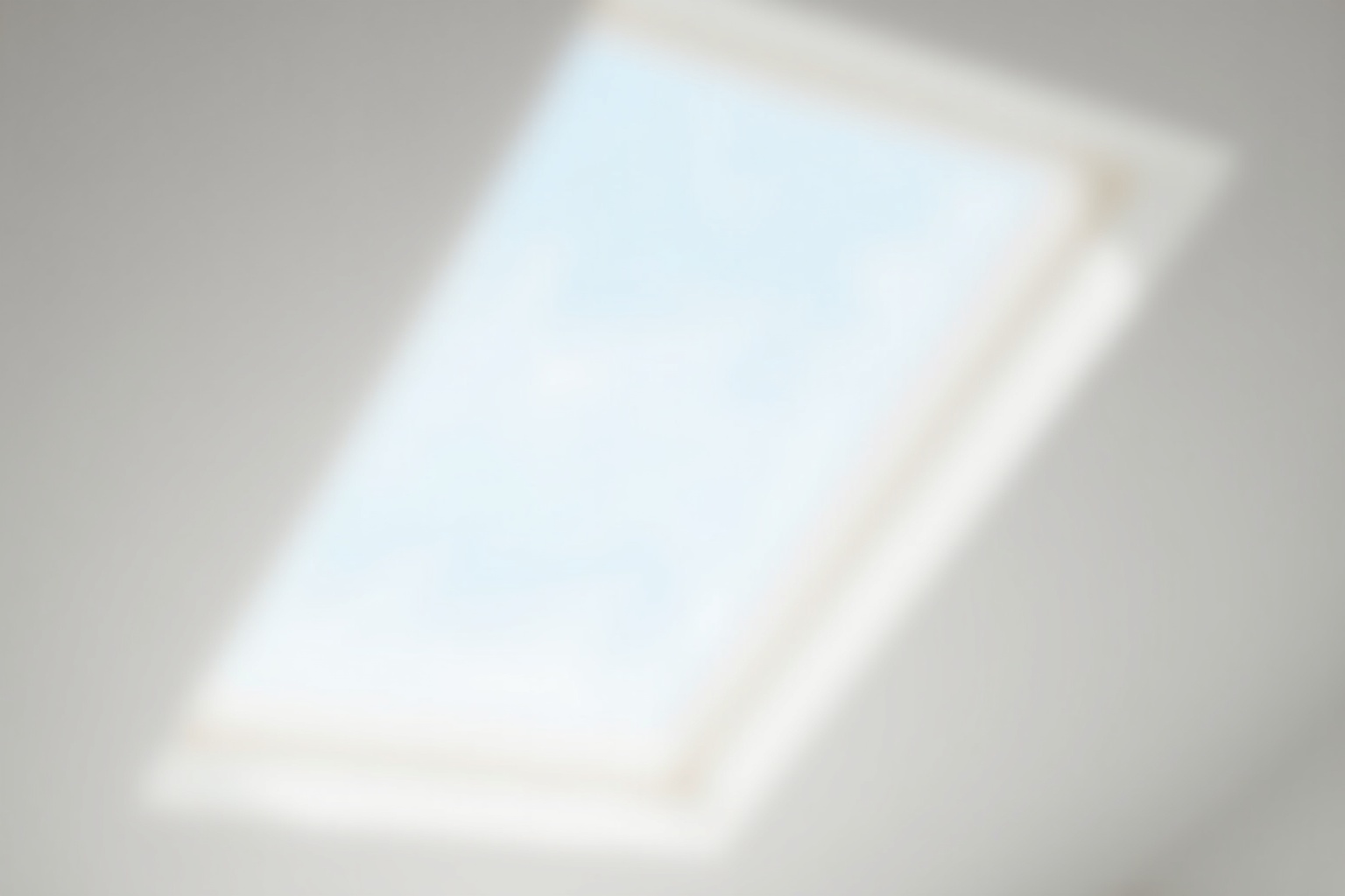 Eingebautes Dachfenster mit Blick in einen ausgebauten Dachboden