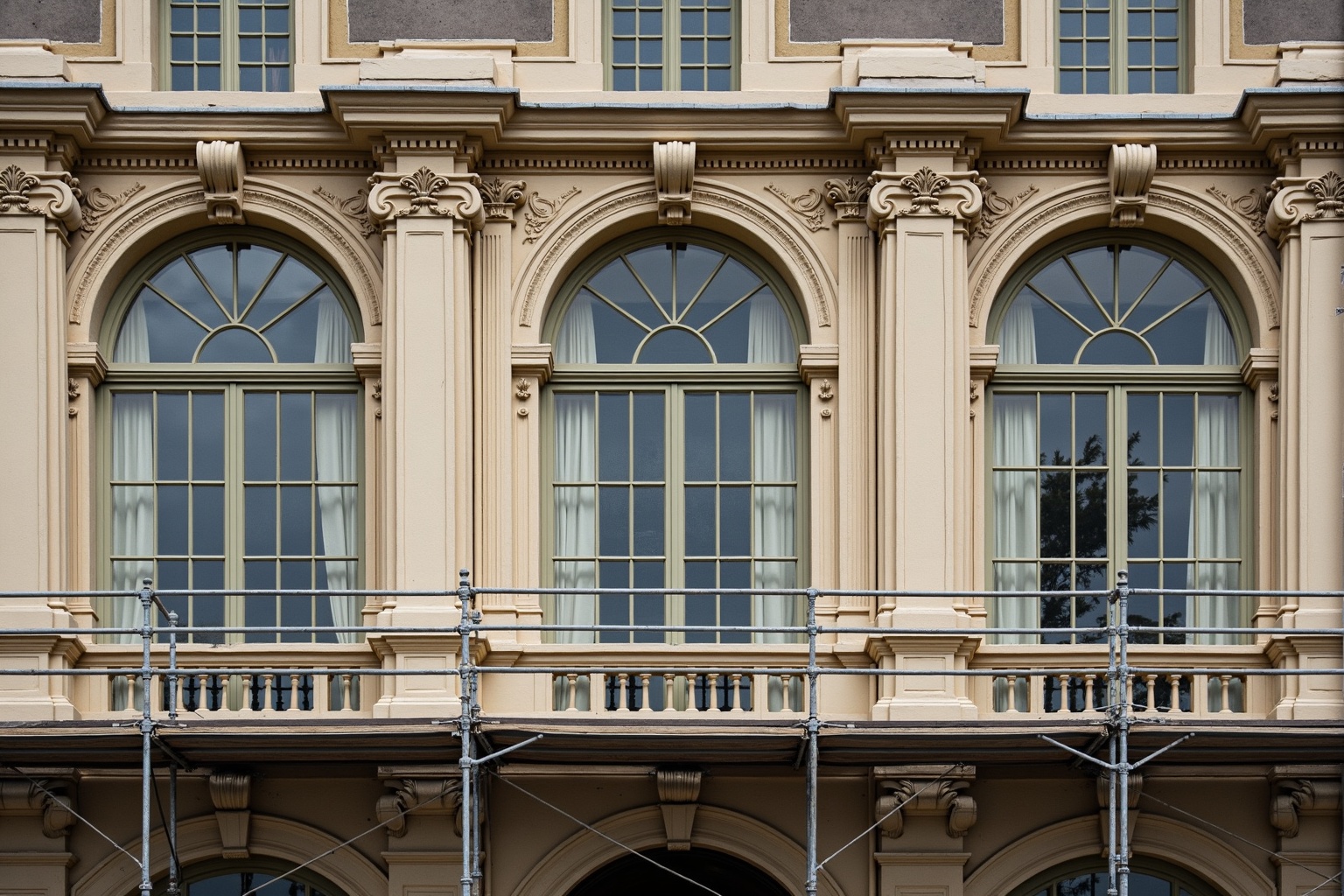 Historische Hausfassade mit Stuckverzierungen wird saniert