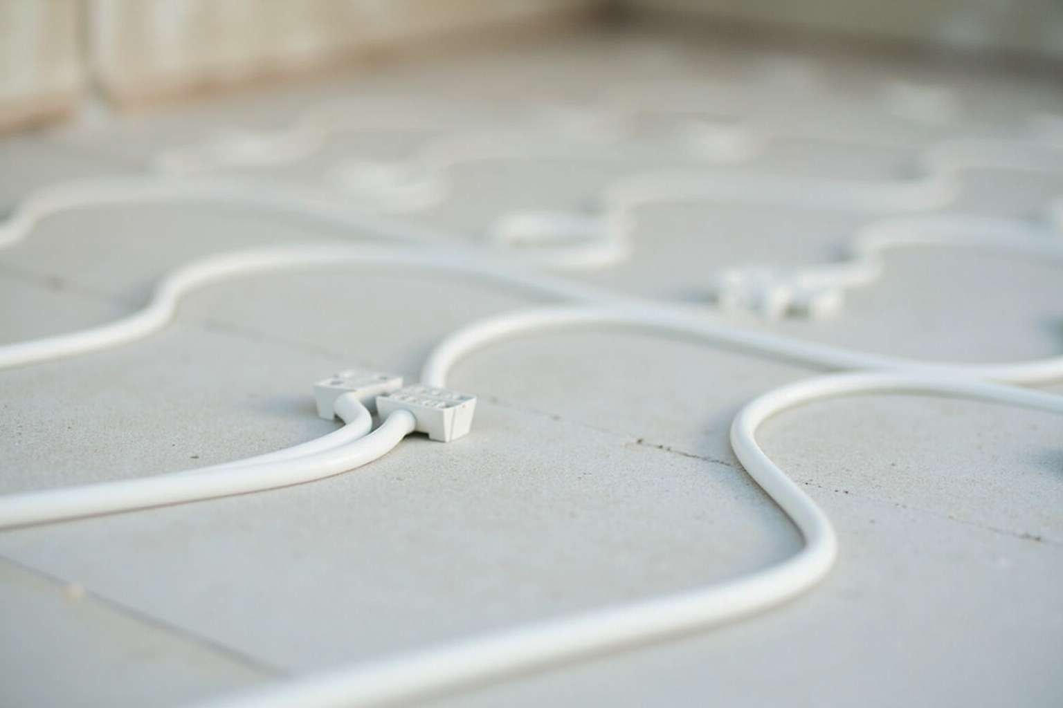 Fachmann bei der Installation einer Elektroinstallation im Altbau